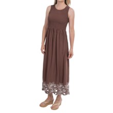 56%OFF レディースカジュアルドレス Smocked刺繍マキシワンピース - （女性用）ノースリーブ Smocked Embroidered Maxi Dress - Sleeveless (For Women)画像